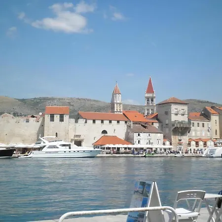 Apartment Fuer Vier Personen Mit Balkon Trogir